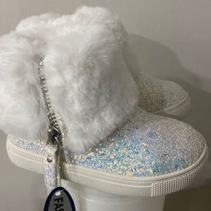 Adorable white boots that are NEW WITH TAG